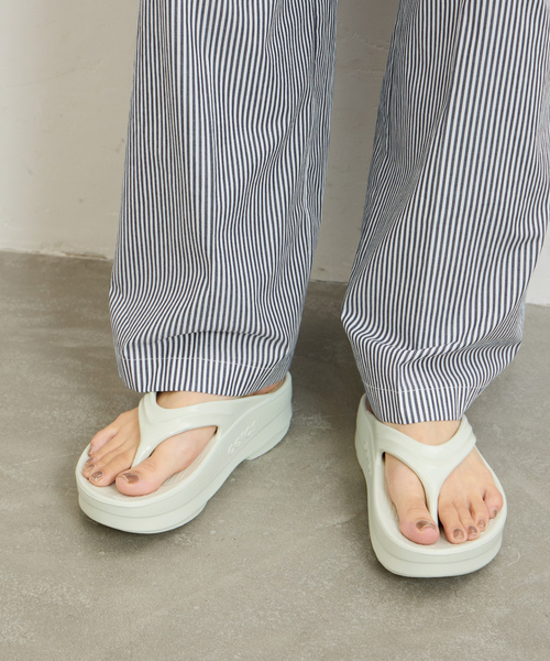 Yahoo!オークション - 「OOFOS」 フラットサンダル 25cm チャコールグ