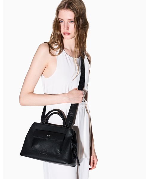 EMPORIO ARMANI ブラック ハンドバッグ Emporio Armani logo-debossed Tote Bag | Black | FARFETCH