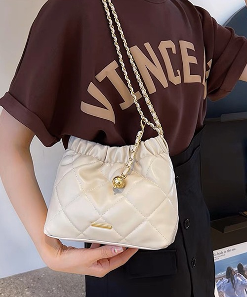 BALLY レザー 巾着 キルティング ショルダーバッグ レディース 8685 BALLY レザー 巾着 キルティング ショルダーバッグ レディース 8685