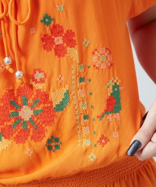 チャイハネ（CAYHANE） 「チャイハネ」花刺繍クロスステッチトップス