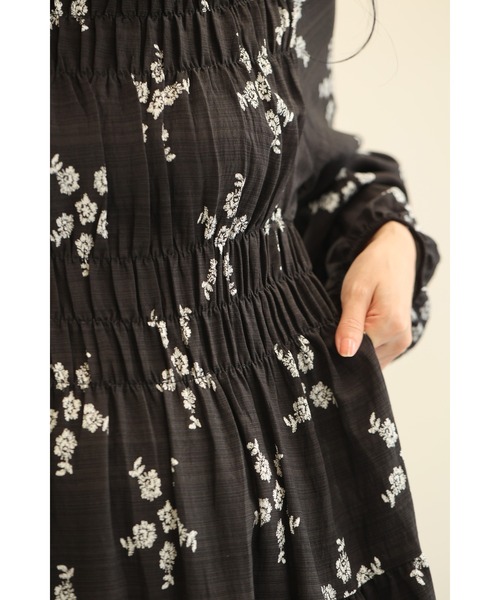 再入荷12月4日 （黒）花と花を結ぶ胸元シャーリングミディアムワンピース cawaii wkj00303 S~2L対応 長袖 ふんわり 総柄 ブラック オシャレ 個性的 大人可愛い エレガント 上品 秋服 冬服 楽ちん レディース ファッション ミセス 30代 40代 50代 cawaii ワンピース （黒）花と花を結ぶ胸元シャーリングミディアム