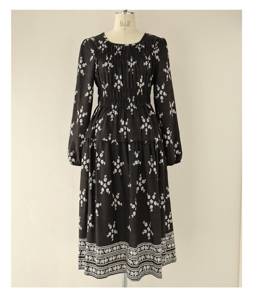 cawaii ワンピース （黒）花と花を結ぶ胸元シャーリングミディアム