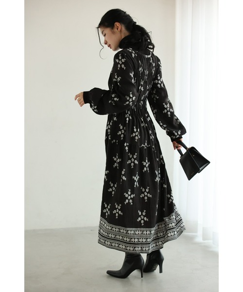 cawaii ワンピース （黒）花と花を結ぶ胸元シャーリングミディアム