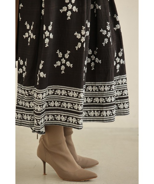 cawaii ワンピース （黒）花と花を結ぶ胸元シャーリングミディアム