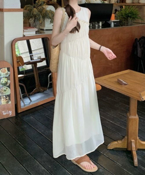 FAVORITO ワンピース ギャザーフリルクルーネック袖なしワンピース