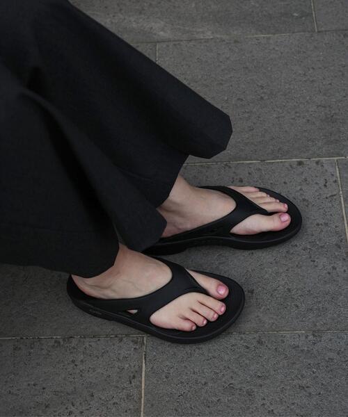 「OOFOS」 ビーチサンダル 23 ブラック メンズ_画像2