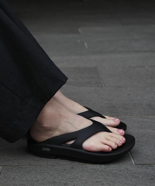 「OOFOS」 ビーチサンダル 23 ブラック メンズ_画像3