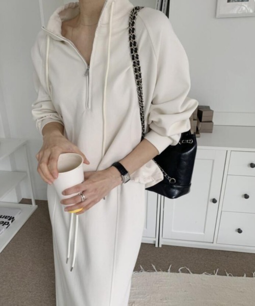 セットアップ ハーフジップクルーパーカー ＆ スリットロングスカート