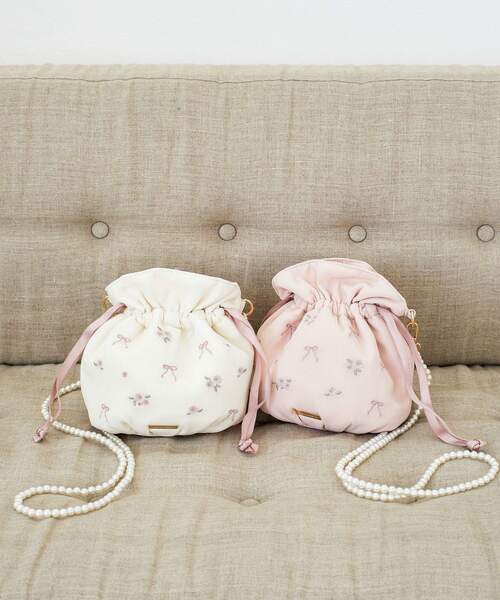 Maison de FLEUR ローズリボン刺繍巾着　ショルダーバッグ　新品 Maison de FLEUR ショルダーバッグ バッグ ローズリボン刺繍巾着
