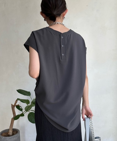 DOUDOU バックボタンジョーゼットロゴTEE チャコール セール】バックボタンジョーゼットロゴTEEブラウス（シャツ