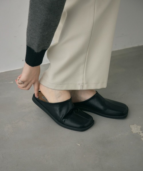 期間限定値下げ! 新品未使用 MBスリッポンスクエアトゥ エナメルレザー DFFUR. スリッポン スクエアトゥフラットエコレザーサボ レディース