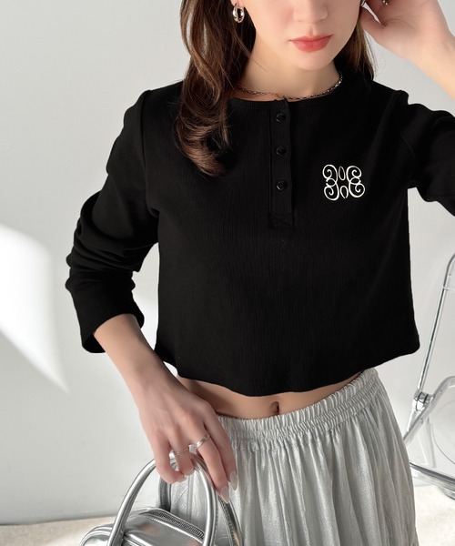 tシャツ 「mily bilet」指先も胸元も、あざと可愛い。ロゴ刺繍ヘンリーネッククロップドテレコリブカットソー レディース | mily bilet | 21