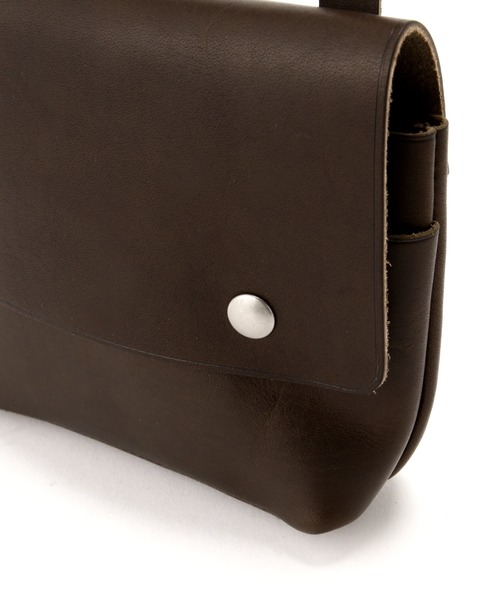 【 MHL 】ミニショルダーバッグ TOUGH LEATHER ブラウン TOUGH LEATHER | MARGARET HOWELL（マーガレット・ハウエル） ｜【公式