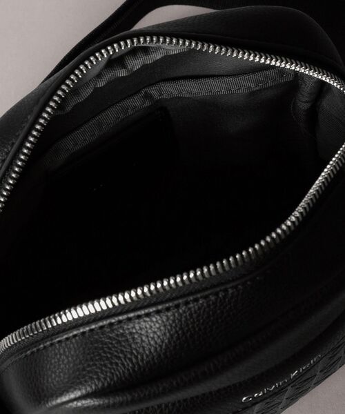 Calvin Klein（カルバン・クライン） ショルダーバッグ エンブレム