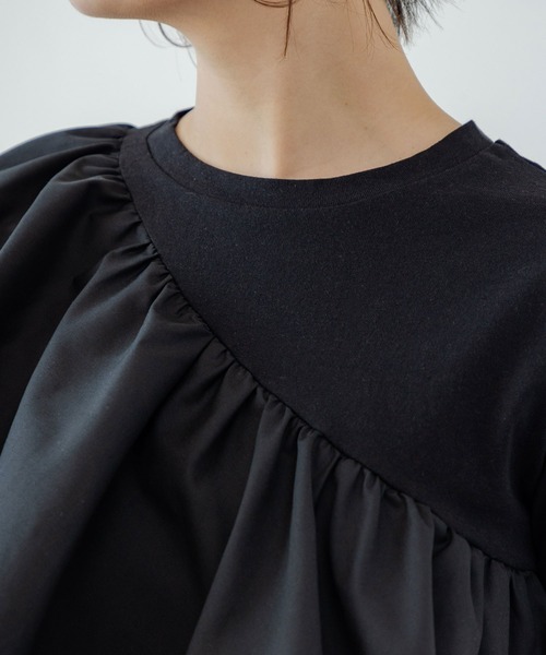ASTRÆT フリル付き黒半袖Tシャツ rectangle tシャツ アシンメトリーフリルTシャツ レディース
