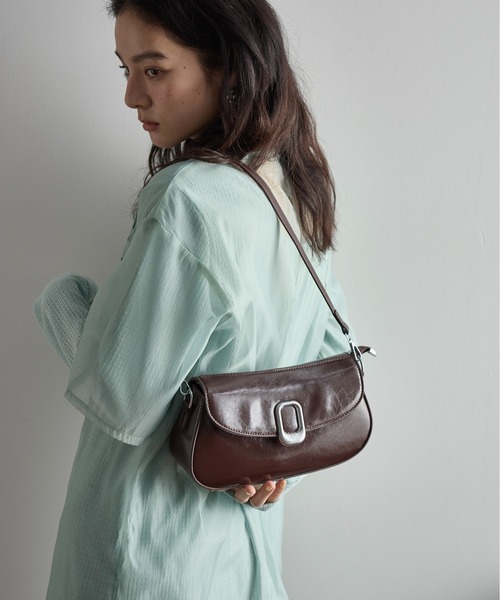 THE Yon ショルダーバッグ バッグ ニュアンスバックルパテントフェイク