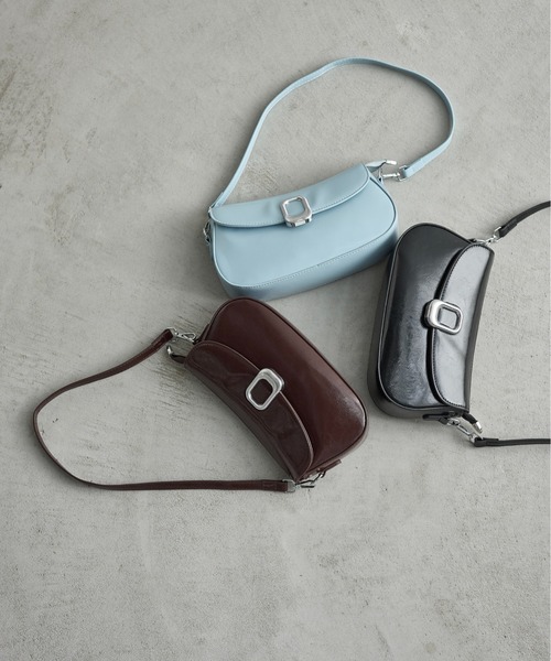 THE Yon ショルダーバッグ バッグ ニュアンスバックルパテントフェイク