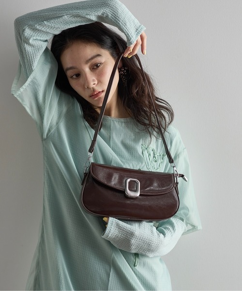 THE Yon ショルダーバッグ バッグ ニュアンスバックルパテントフェイク