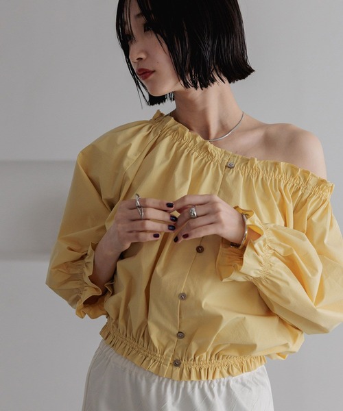 美品 ローリーズファーム オフショル シャーリング フレア袖 花柄 フェミニン オフショル花柄シャーリングトップス オフショルダー レディース