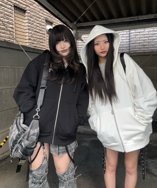OY/オーワイ』 PIGMENT EMBROIDERED SKETCH DOLLY HOODIE ZIP UP