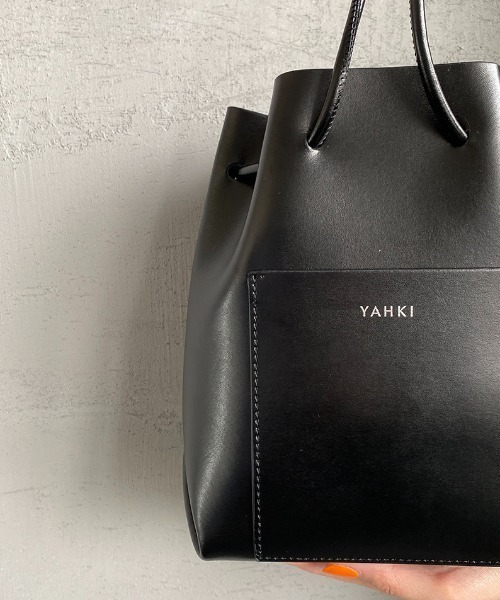 「YAHKI」 ショルダーバッグ ONE SIZE ブラック レディースの画像