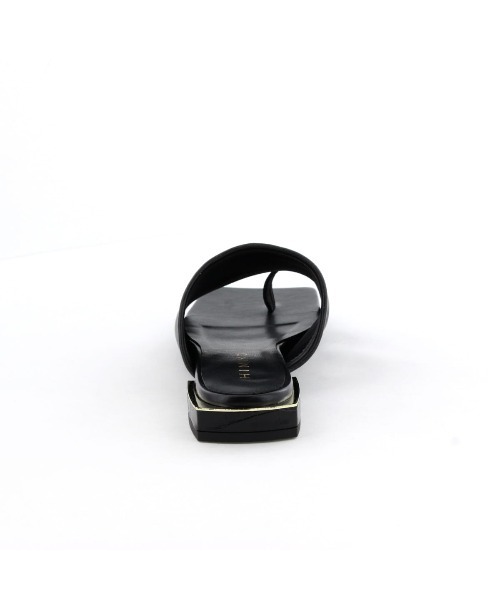 【TOTEME】レザーヒール トングサンダル ブラックサンド ワイドストラップ ヒールトングサンダル - Black | CHARLES