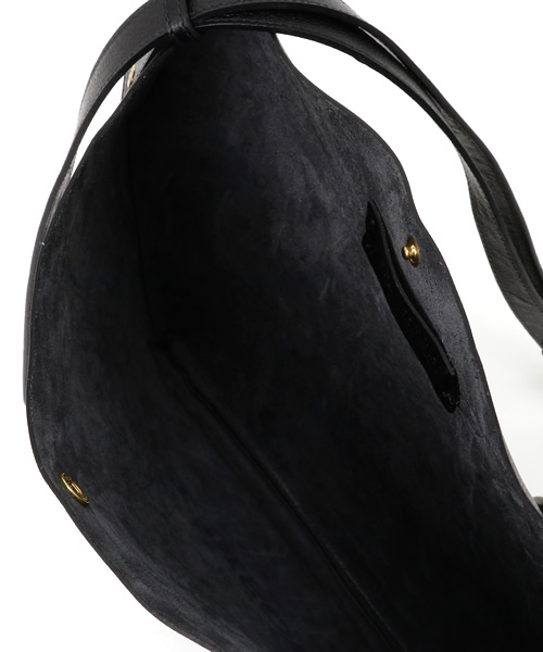 美品♡IL BISONTE イルビゾンテ エンボスロゴ レザー ボディバッグ 黒 IL BISONTE（イルビゾンテ） ショルダーバッグ バッグ IL BISONTE