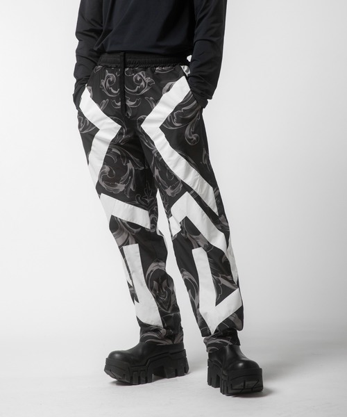 VANQUISH（ヴァンキッシュ） パンツ バロックプリント柄 ラインパンツ