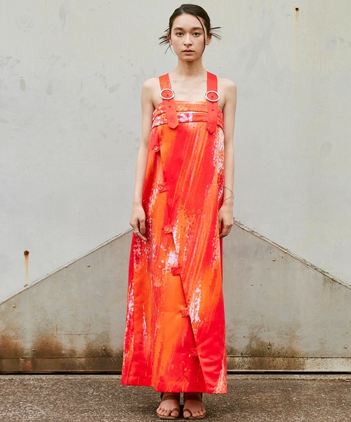 【HOBBS】鮮やかレッドが夏に映える♪フローラルワンピース 華やかに優しく馴染むウエストりぼん付きフラワープリント