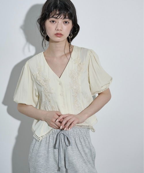 THE Yon ブラウス シャツ フラワーレース刺繍Vネッククロップド