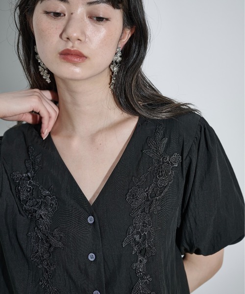 THE Yon ブラウス シャツ フラワーレース刺繍Vネッククロップド