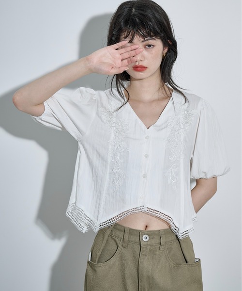 flower ブラウス＊ THE Yon ブラウス シャツ フラワーレース刺繍Vネッククロップド