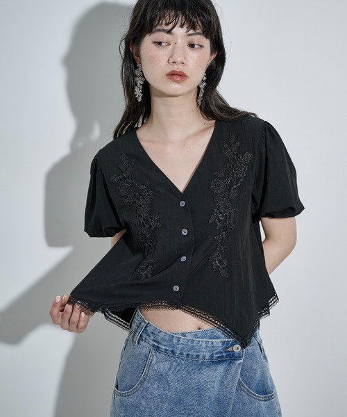 THE Yon ブラウス シャツ フラワーレース刺繍Vネッククロップド