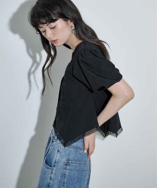 THE Yon ブラウス シャツ フラワーレース刺繍Vネッククロップド