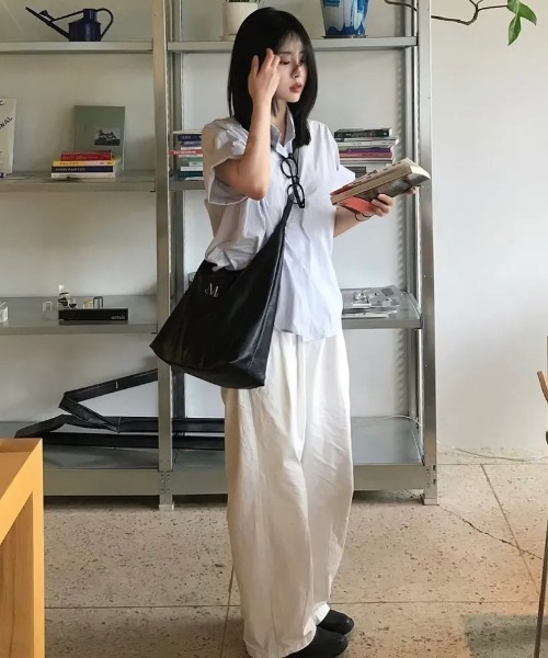 MUCENT クレセントレザーショルダーバッグ 男女共用 MUCENT（ムセント）の「【UNISEX】MUCENT／クレセントレザーバッグ