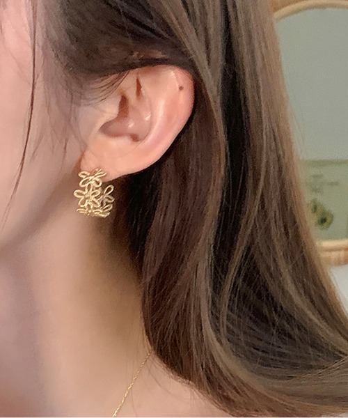 LA VORAGINE（ラ ヴォラジネ） ピアス 星スタードロップピアス