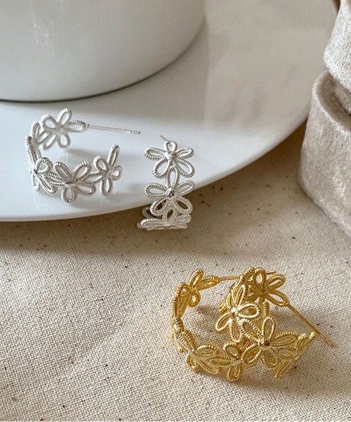 LA VORAGINE（ラ ヴォラジネ） ピアス 星スタードロップピアス