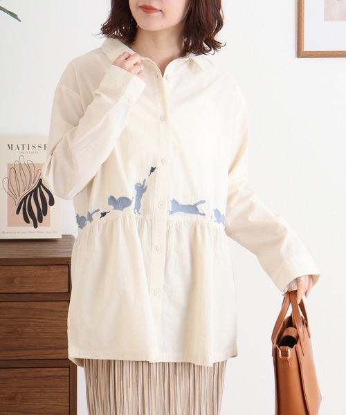 ブラウス シャツ EMAGO 走るネコ刺繍シャツ レディース Emago ブラウス シャツ EMAGO 走るネコ刺繍シャツ レディース