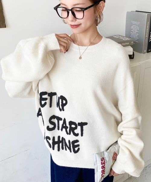 ホワイトニットセーター 長袖 エンブレム付き ホワイトニットセーター 長袖 エンブレム付き