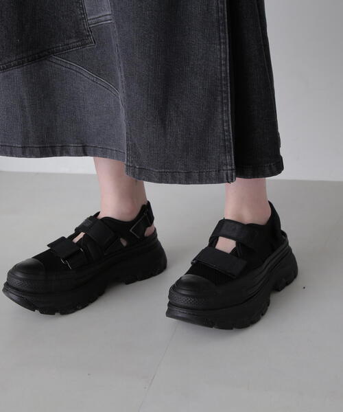 「CONVERSE」 フラットサンダル 4 ブラック系その他 レディースの画像