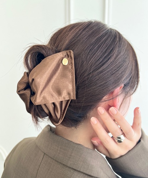 C*O様 alo 波型ヘアクリップ ベージュと黒 １日２日で発送 alo 波型ヘアクリップ ベージュと黒 1日2日で発送 - メルカリ