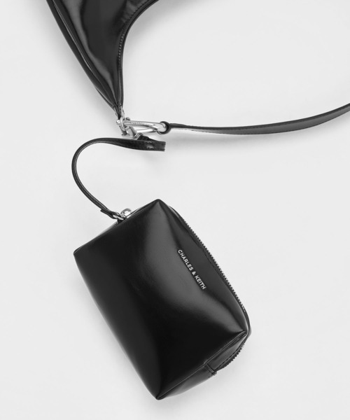 追跡有★Charles&Keith Lumen 大容量 ポーチ付 ショルダーバッグ 追跡有☆Charles&Keith Lumen 大容量 ポーチ付 ショルダーバッグ