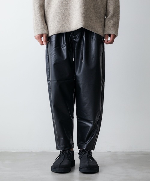 17305円 本物の パンツ フェイクレザー2タックトラウザーズ SYNTHETIC LEATHER TWO PLEATS TAPERED FIT EASY PANTS