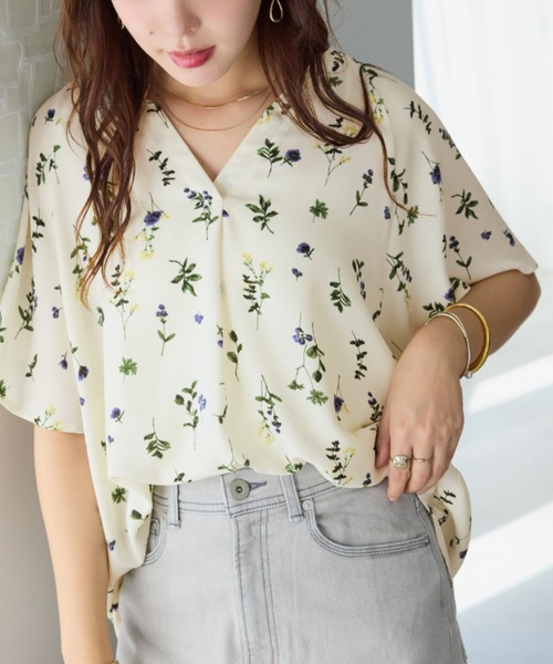 青と白の花柄フレアスリーブトップス シアー花柄フレア袖ブラウス | 大きいサイズ レディース専門店 CLETTE