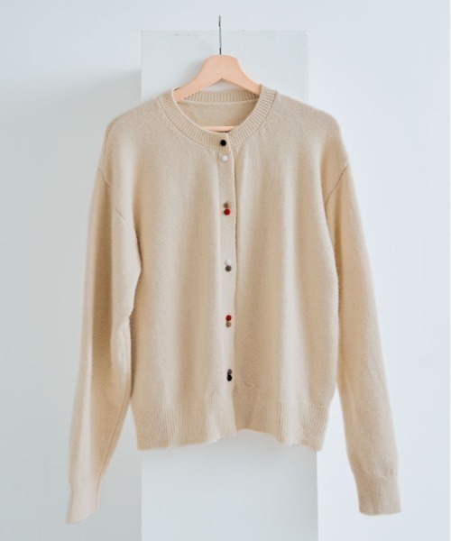 カーディガン ふんわり素材で可愛らしい。配色ボタン モヘア ニット