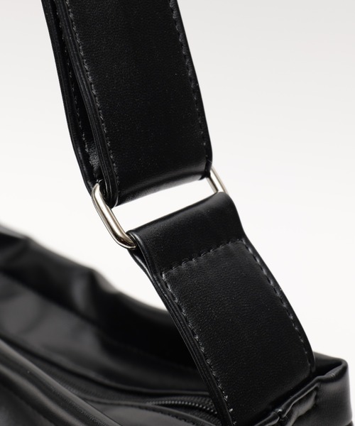 黒レザーショルダーバッグ ゴールドジッパー レザー ショルダーバッグ ブラック 黒[1BH089 2EBJ F0002