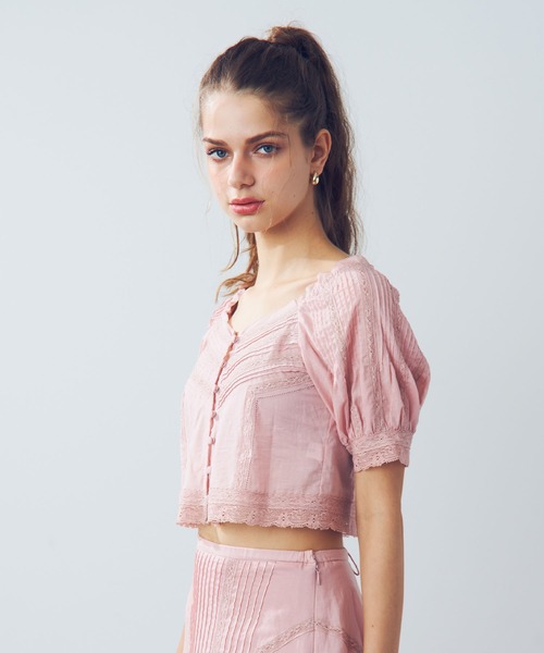 【試着のみタグ付き】　DEICY デイシー　レースピンタックショートブラウス　M DEICY（デイシー）の「レースピンタックショートブラウス