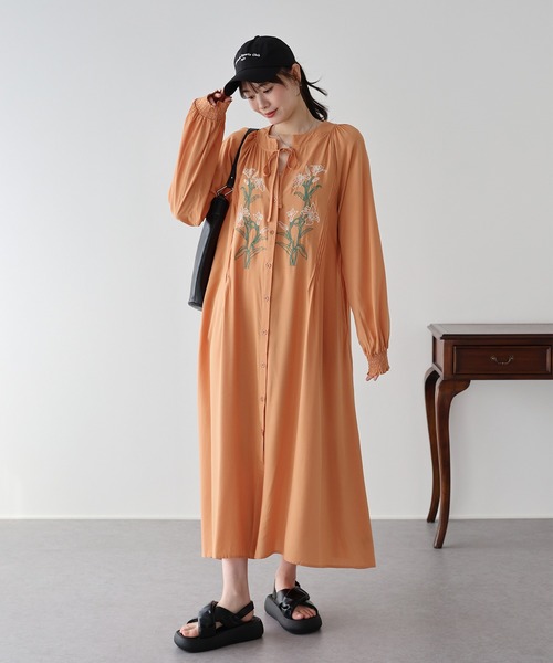 ブラウン フラワー刺繍 長袖ひざ丈ワンピース BLUEEAST（ブルーイースト） ワンピース フラワー刺繍ワンピース