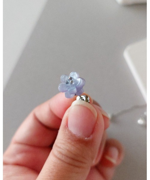 イヤリング 「推しに愛されるアクセサリー」ブルーアネモネのイヤリング（サージカルステンレス）(MA) レディース メンズの画像