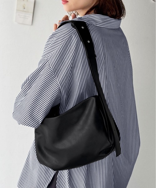 ブラックレザーショルダーバッグ classicalelf（クラシカルエルフ） ショルダーバッグ バッグ 上品見え